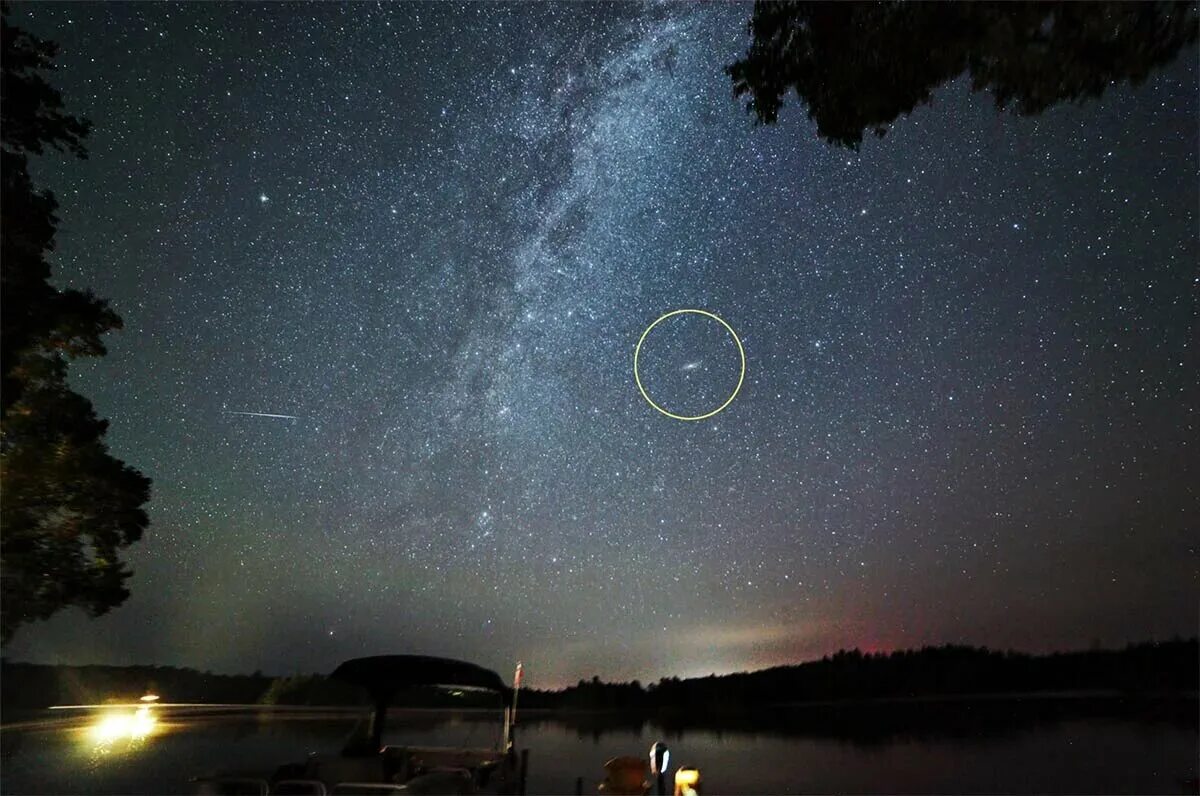 Галактика Андромеды невооруженным глазом. Галактика Андромеды вид с земли. Туманность Андромеды Галактика на небе. Андромеда Галактика на небе невооружённым глазом. Невооруженным глазом можно увидеть звезд