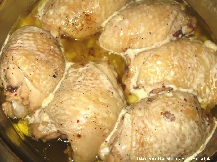 Куриные бедра на луке на сковороде. Куриные бедра в сметанном соусе. куриные бедрышки в духовке в сметане. куриные бёдрышки в сметанном соусе. курица тушеная в сметане.