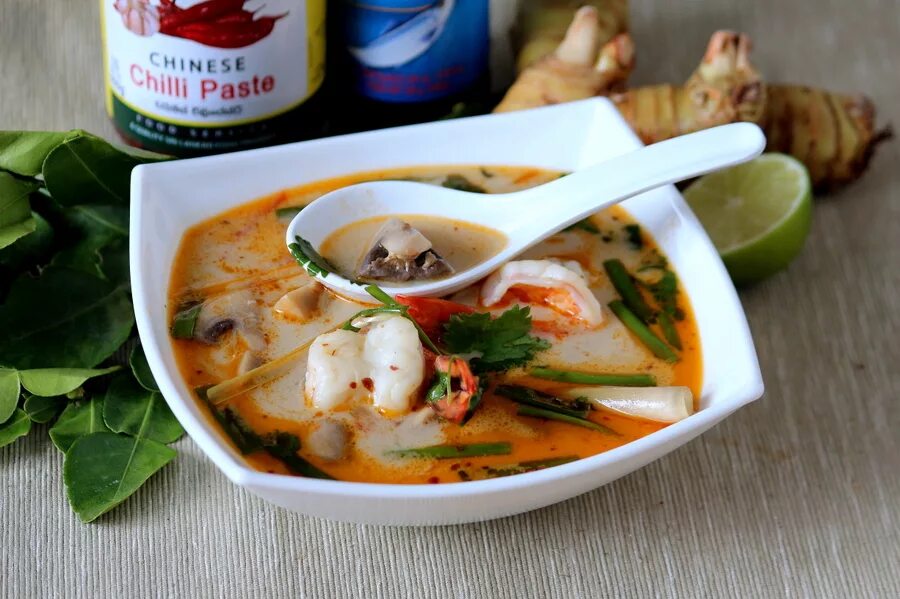 креветочный биск. сливочный суп с креветками. тайский суп на кокосовом молоке с креветками. суп том ям с морепродуктами.