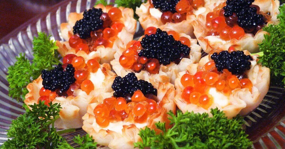 Закуски с красной икрой на праздничный стол. Тарталетки с красной икрой. Новогодние закуски с икрой. Украшение бутербродов с икрой. Канапе с красной икрой.