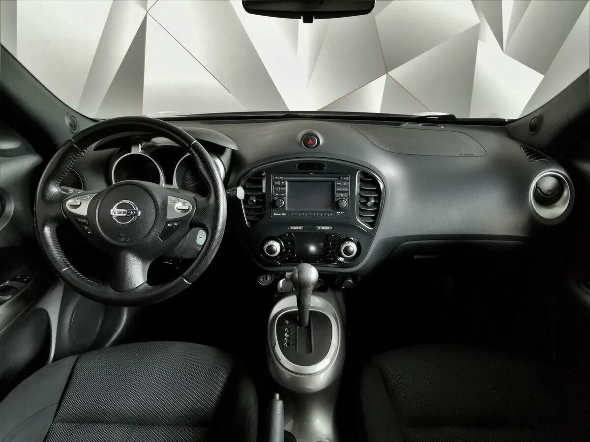 Ниссан жук безопасность. Nissan Juke 2012 салон. Nissan Juke 2013 Interior. Nissan Juke 1.6 2012 салон. Nissan Juke 2012.