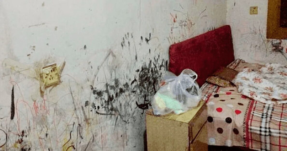 Текстура грязного пола в заводе. Старая кровать. Стена в заброшенном доме. Бетонные грязные стены в провинции. Грязь на стене.