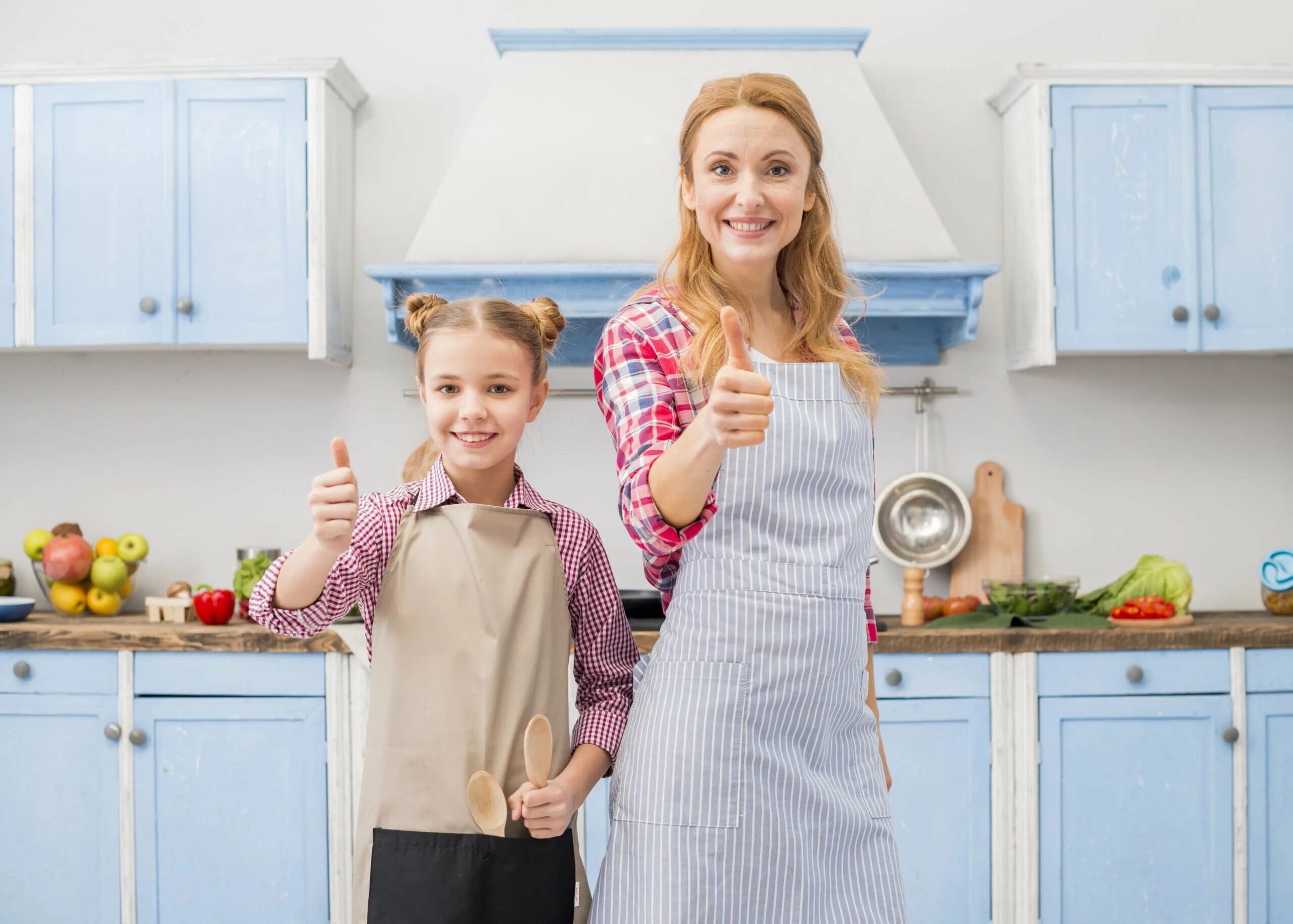 Семья на кухне. Женщина с ребенком на кухне. Подарки для мамы готовки. Мама на кухне. Мама на кухне на английском