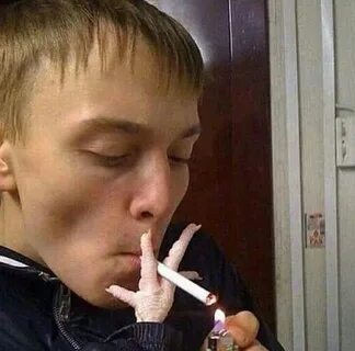 Пацаны курят сигарету
