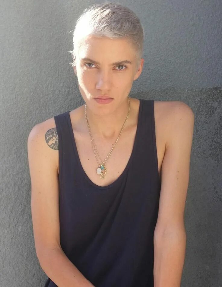 Androgynous. Мужеподобные девушки. Мужеподобные девушки. Мужеподобное лицо. Мужеподобные девушки.