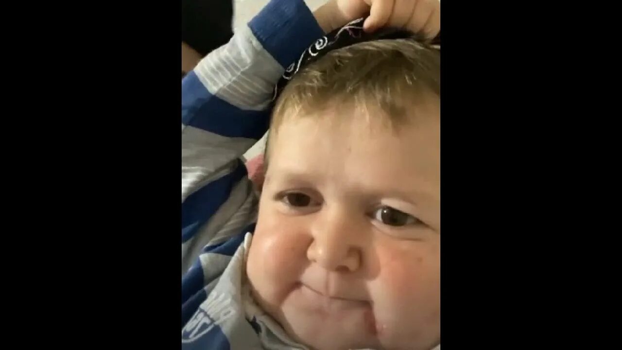 Бургер мем хасбик. Хазбик. Клубника бомба честно говоря. Хасбулат хасбик. Хасбик мемы.