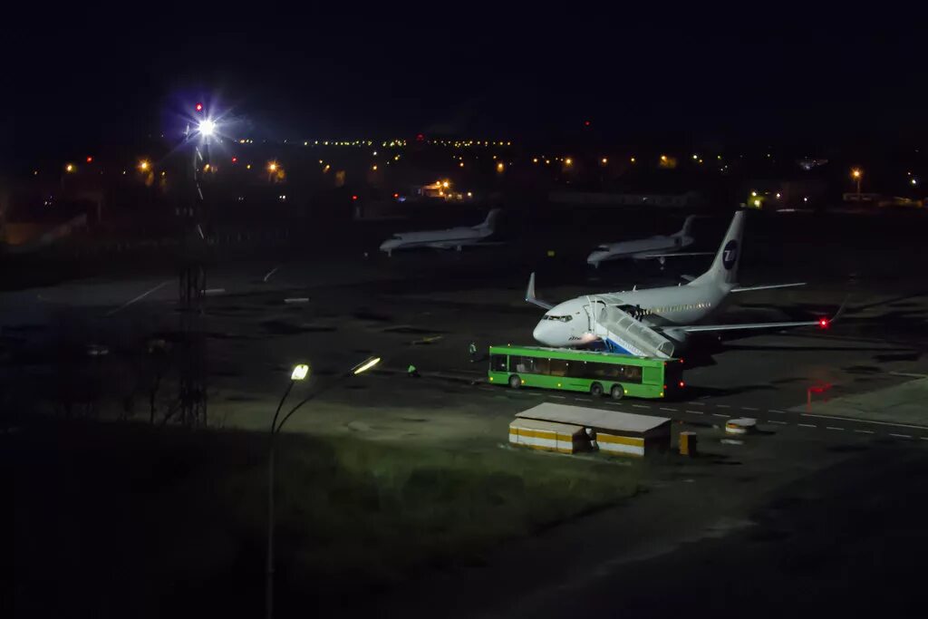 Работают ли аэропорты ночью. Аэропорт Сыктывкар перрон. Аэропорт Махачкала ночью. Сыктывкар аэропорт ночью. Аэропорт Сыктывкар вид сверху.