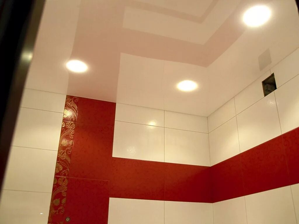 Белый потолок в ванной. Натяжной потолок в ванную. Глянцевый натяжной потолок в ванной. Глянцевый потолок в ванноймкомнате. Глянцевые натяжные потолки в ванную.