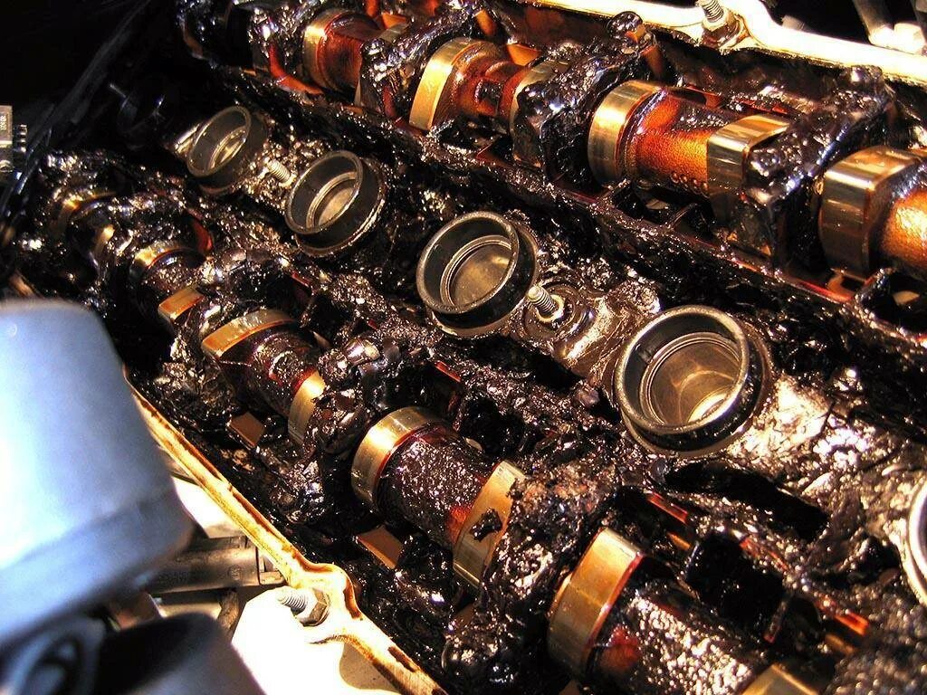 Увеличилось масло в двигателе. Двигатель после моторного масла кастрол. Нагар в двигателе. Закоксованный мотор. Плохое масло в двигателе.