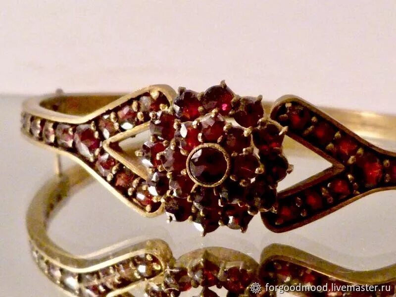 Гранатовый браслет антикварный. Гранатовый браслет какого цвета. Гранатовый браслет какого цвета. Символика гранатового браслета. Символ граната в гранатовом браслете.