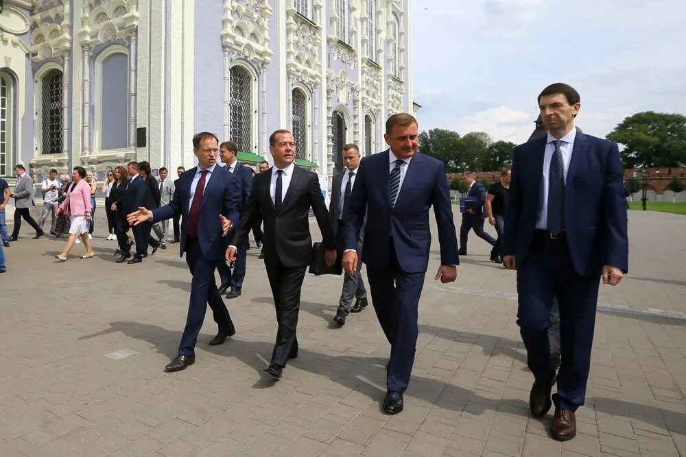 Последние новости в россии и мире мк. Медведев и Дюмин.