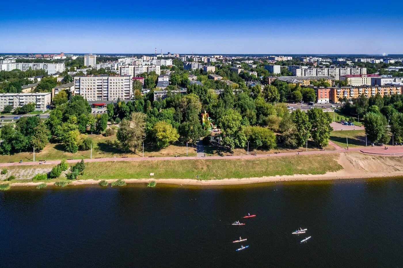 Тверь летнего. Тверь летом. Город Тверь лето с коптера. Противоположный берег в городе. Тверь воборей лето.