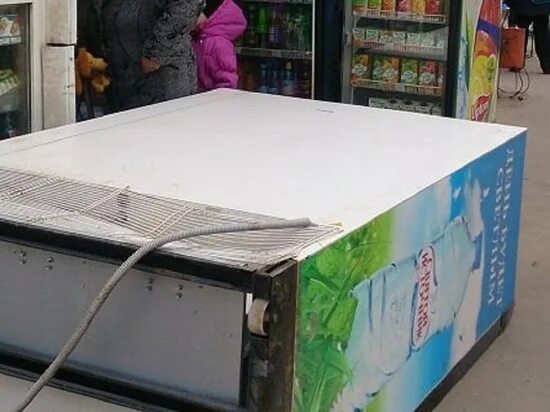 Упал за холодильник в 2009 году. Сломанный холодильник. Холодильник упал. Холодильник на улице. Холодильник упал.