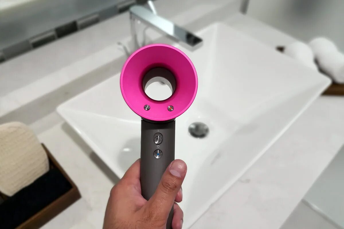 Как работает фен дайсон. Фен Dyson Supersonic. Dyson 007 фен. Дайсон фен Эстетика. Фен Dyson hd12 Supersonic hair Dryer.