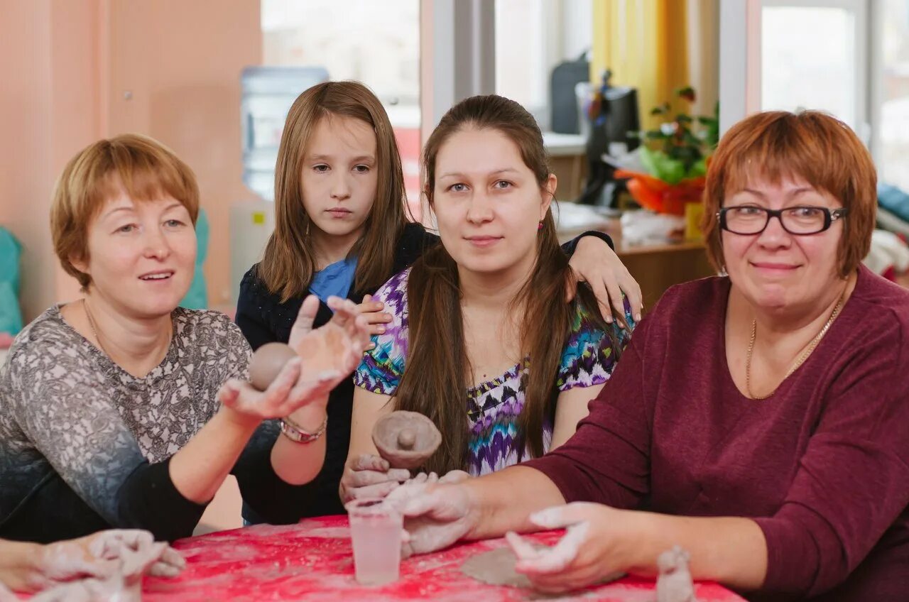 Молодая мама в клубе. Родительский клуб. Детско-родительский клуб. Клуба с родителями. Клуб мам.