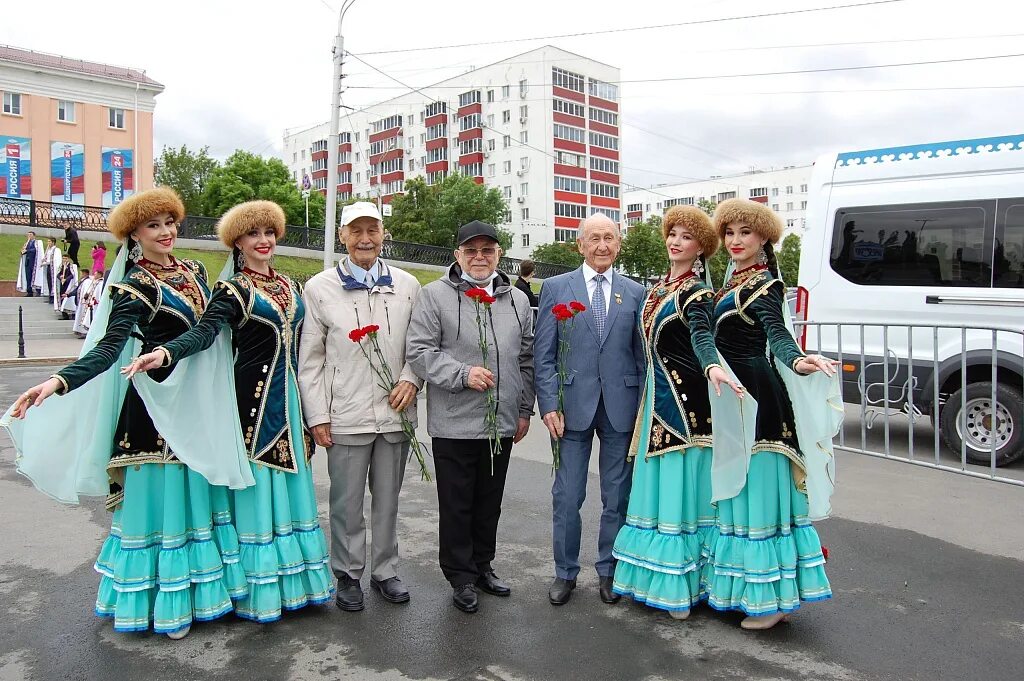 Какая сегодня в уфе. С днем города Уфа. Горсовет Уфа день города. Уфа празднование. Поздравляю с днем города Уфа.