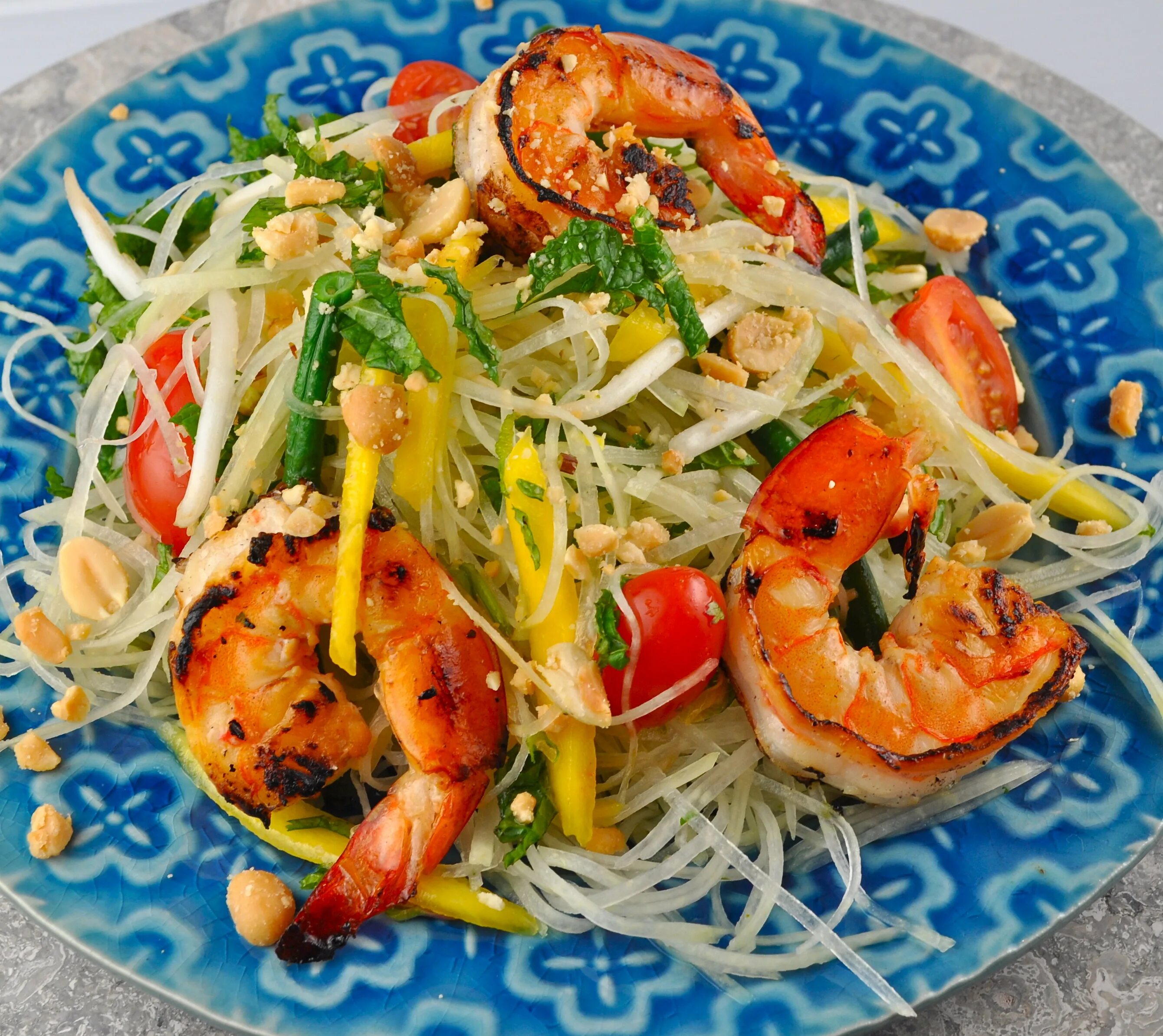 жареные креветки. креветки по тайски. креветки по тайски. креветки с овощами по тайски. креветки в таиланде.