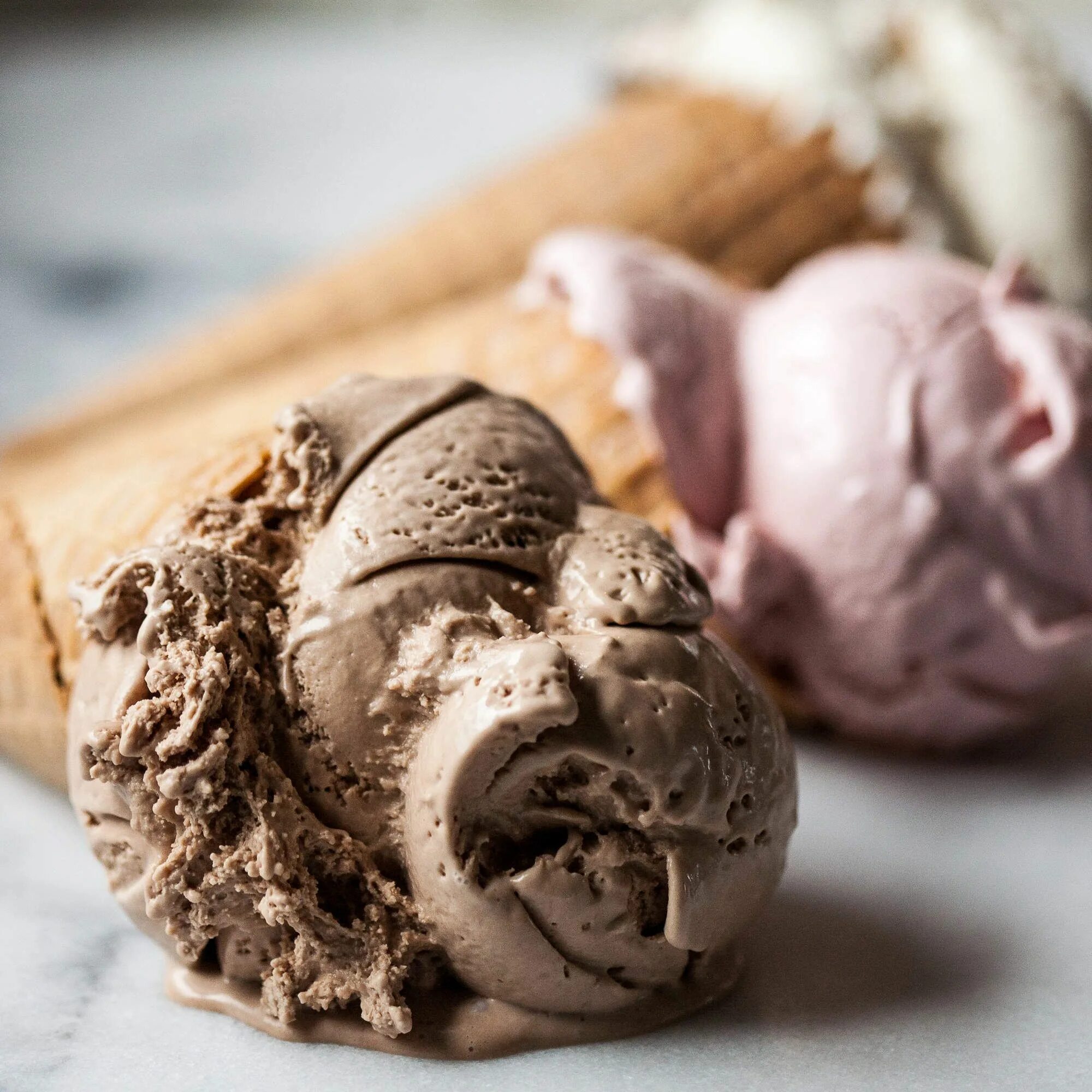 Текстура мороженого. Разливное мороженое. Первое мороженое. Шарик мороженого в рожке. Мороженое.