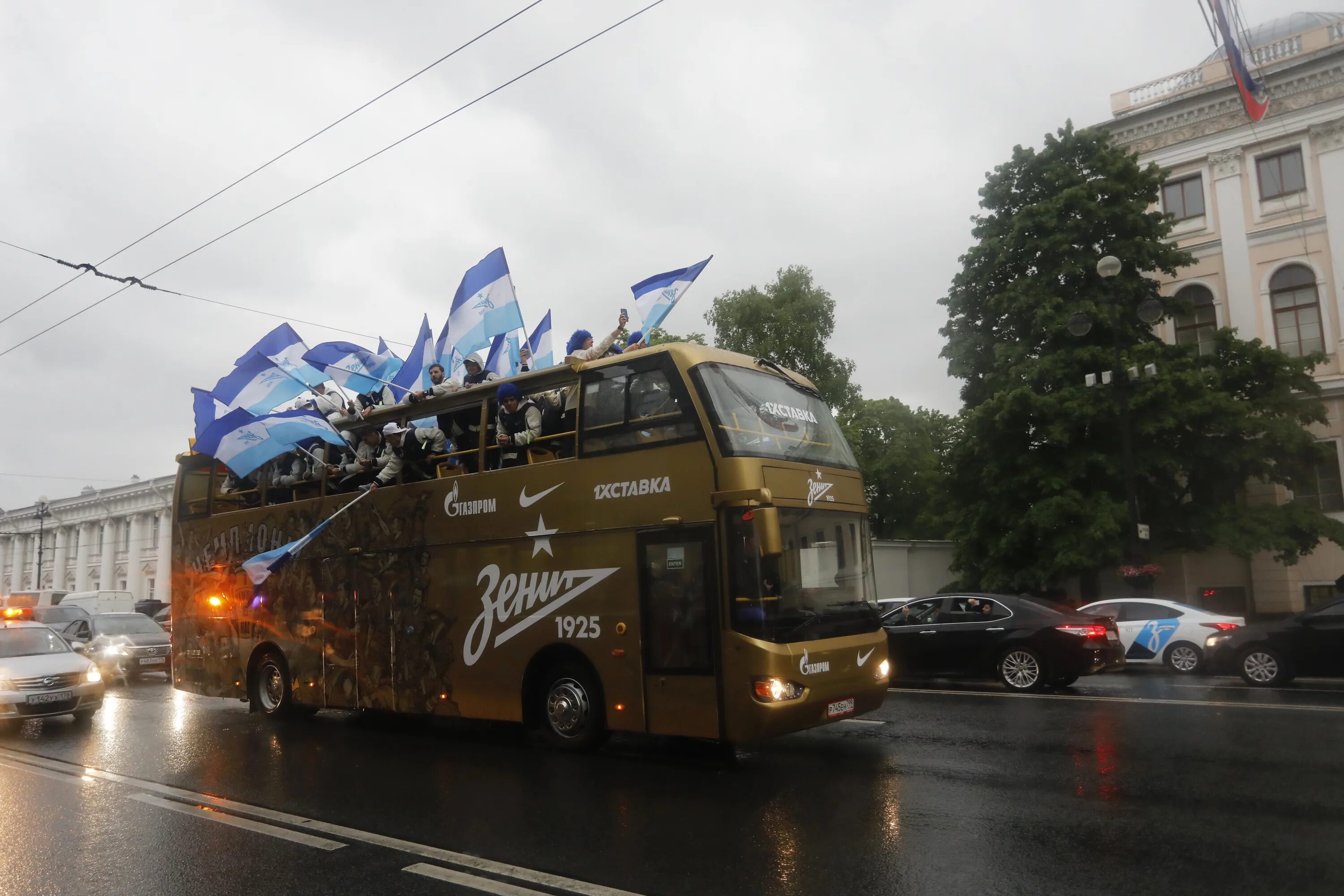 Золотой автобус спб. Автобус ФК Зенит. Чемпионский автобус Зенита. Золотой автобус Зенита. Клубный автобус Зенита.