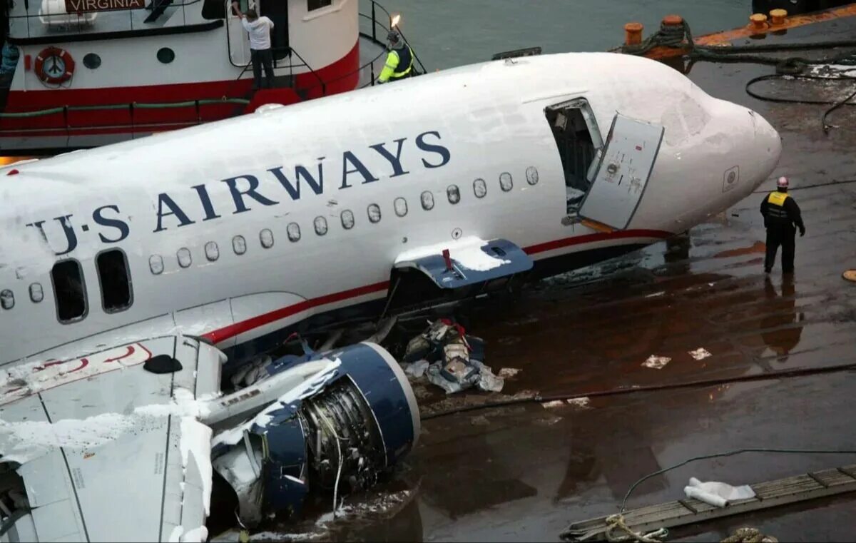 Авиакатастрофа на гудзоне. Аварийная посадка a320 на гудзон. самолет на гудзоне. самолёт на гудзоне 2009. airbus a320 гудзон.
