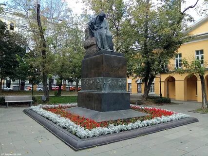 Памятник гоголю