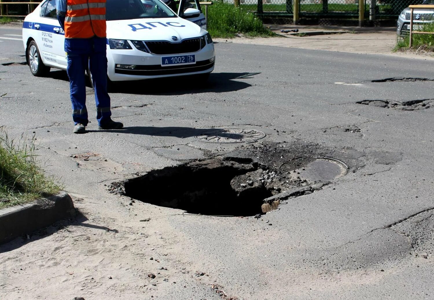 Под м 5 асфальт. Провал асфальта. Провалился асфальт. #Ливневка провалилась асфальт. Провал дорожного полотна.