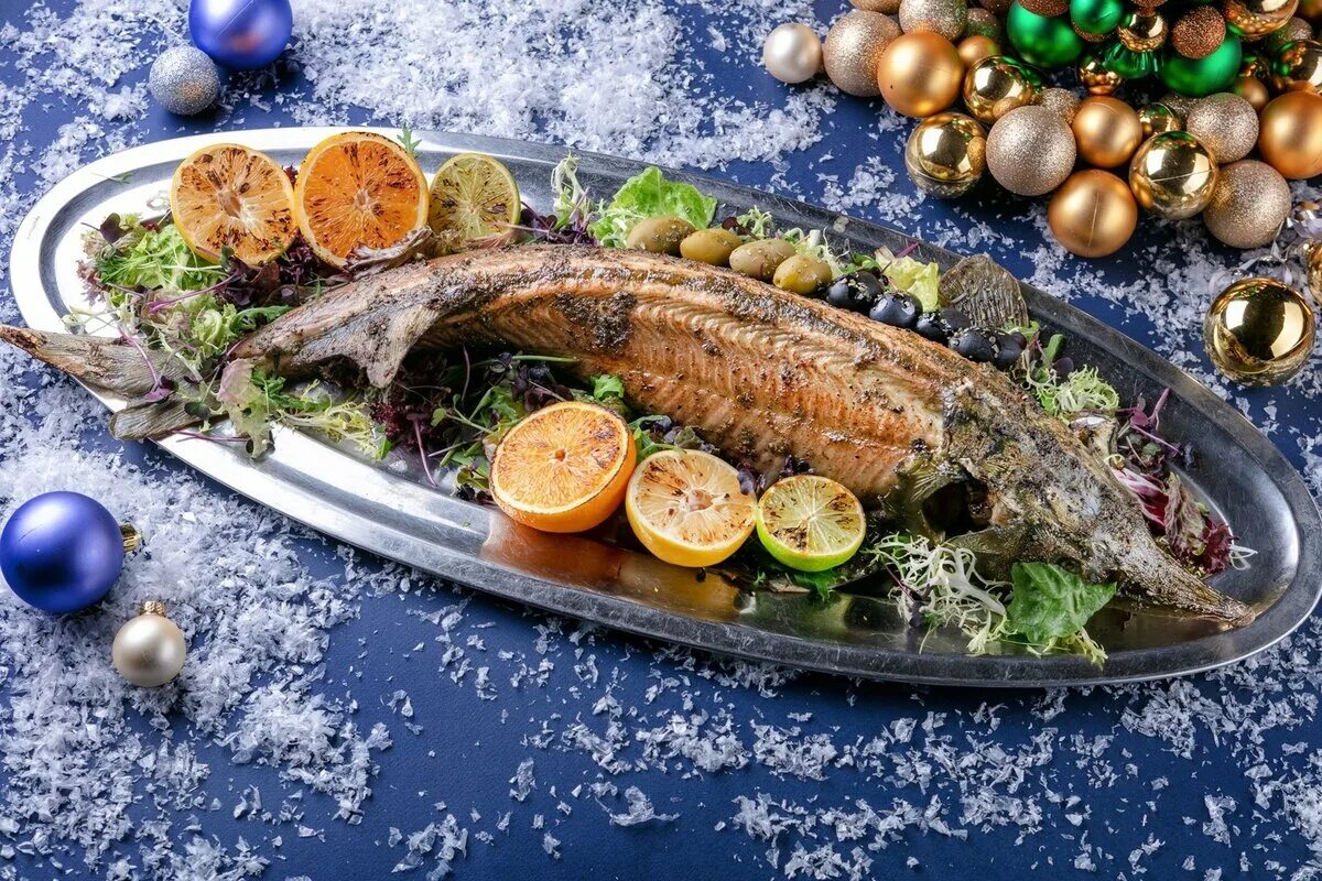 Рыба в новогодней шапке. Еда на новый год. Фаршированная рыба форель. Новогодние рыбные блюда. Рыба форель запеченная.