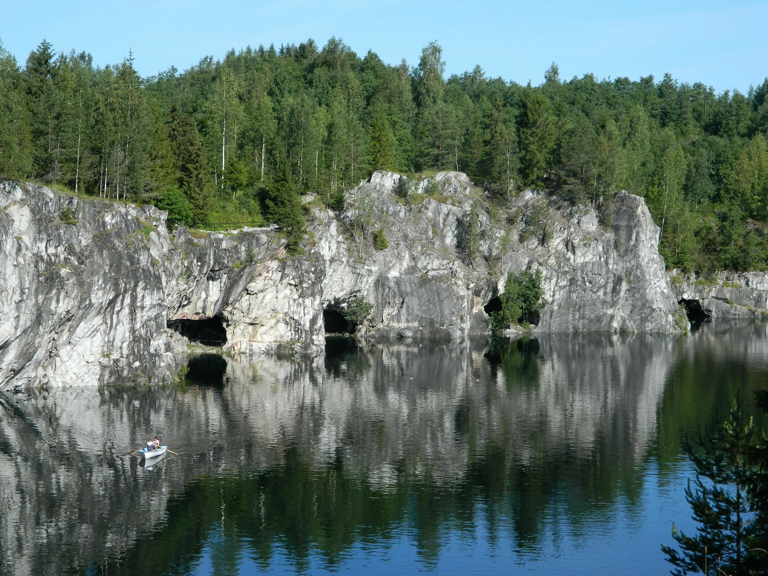 Сортавала парк рускеала. Мраморный каньон Рускеала. Парк Рускеала в Карелии. Парк Сортавала Карелия Рускеала. Рускеала Карелия мрамор.