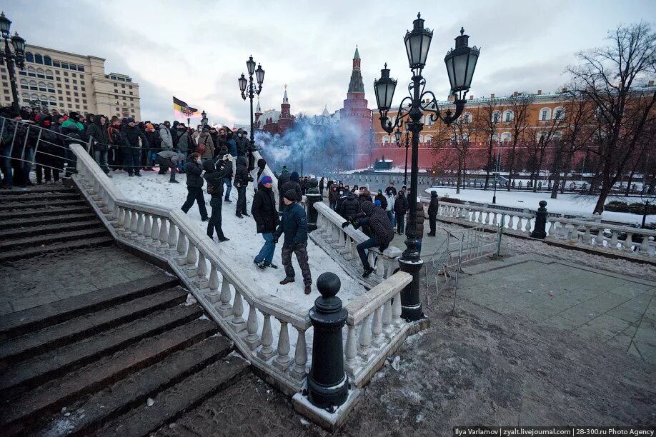 2010 декабрь 23. Беспорядки на Манежной площади 2010. Манежная площадь 2010 год. Манежная площадь Москва 2010. Манежная площадь в 2010 году Варламов.