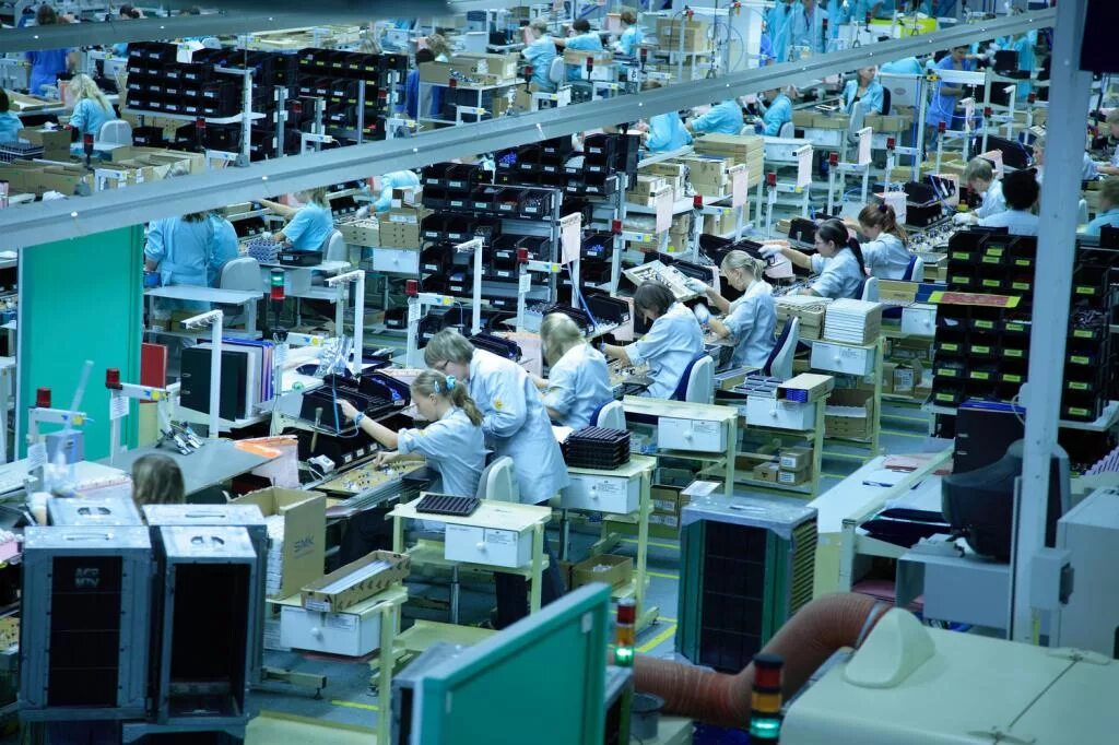 Монотонная работа. Хроническое утомление. Человек зевает от скуки. Уставшая женщина в офисе. Монотонная деятельность.