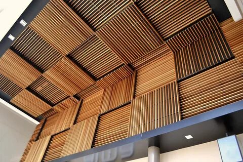 Красивейший реечный потолок из деревянных панелей.