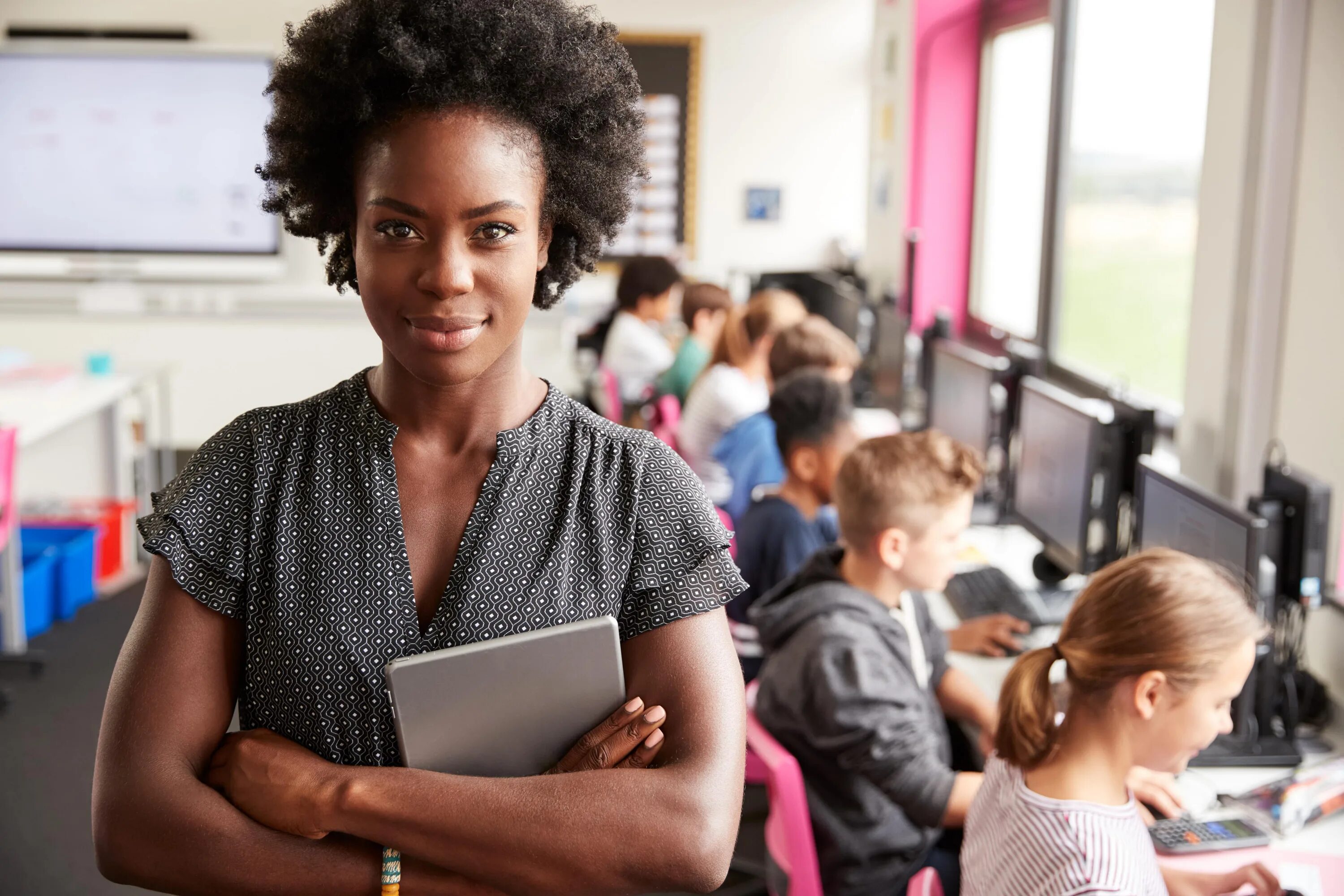 The teacher made the pupils. Чернокожий учитель. Американские учителя. Афроамериканская учительница. Негр преподаватель.