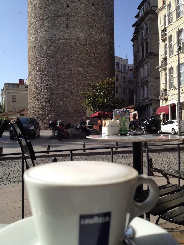 Daily bean. Кофейня рядом с Галата в Стамбуле. Кафе у галадцкрй башни. С чищкейком. Сан Себастьян где около Галат башни кафе. Daily Bean Mod.