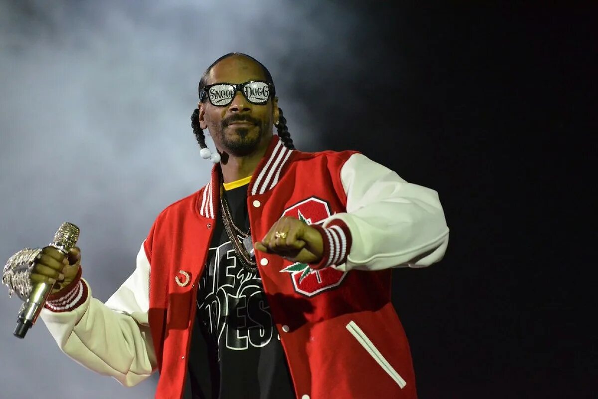 Костюм snoop dogg bandana. Snoop dogg super bowl 2022. Снуп дог понесет олимпийский. Снуп догг 2023. Снуп догг 2023.