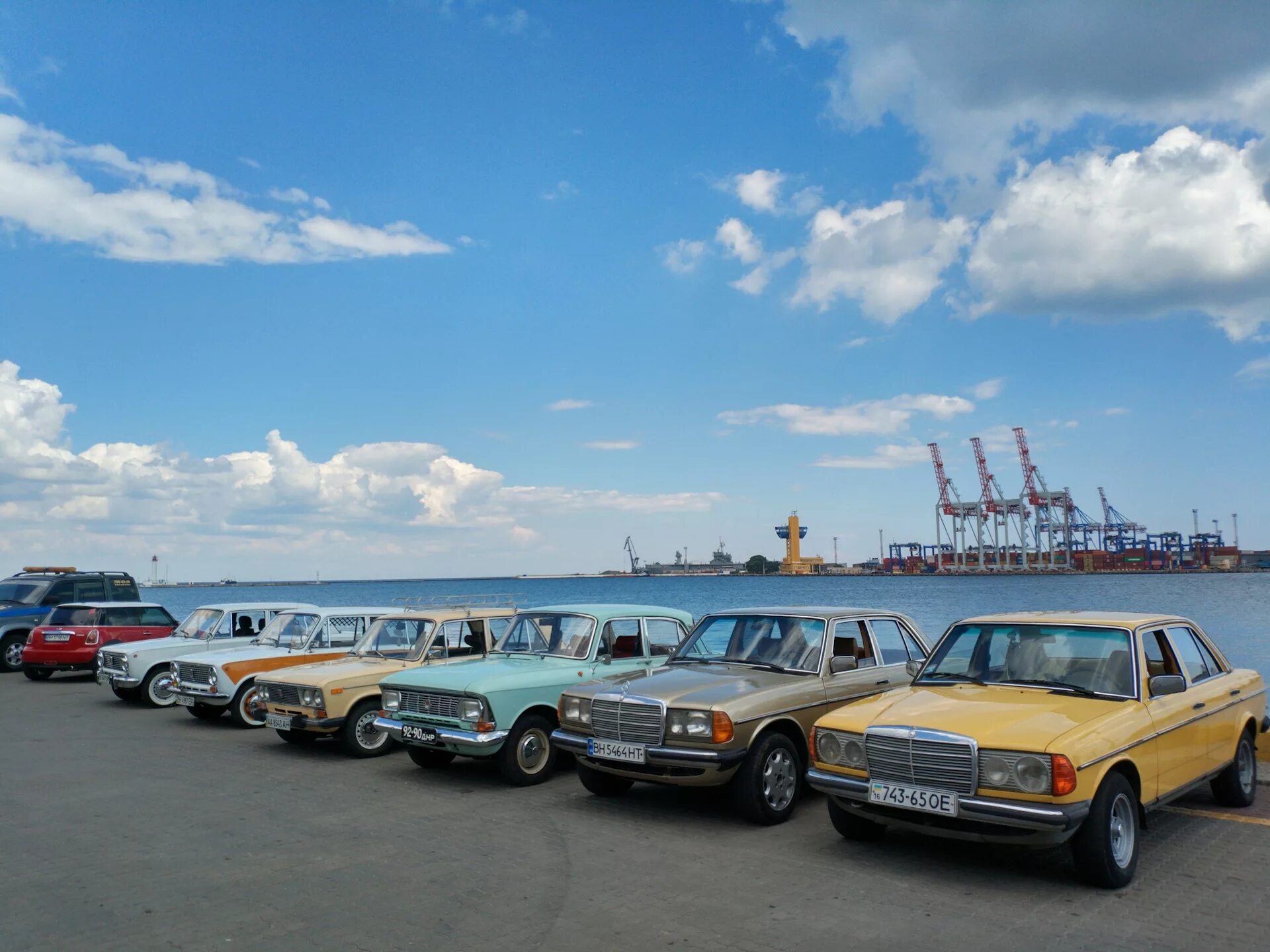 Родина жигулей. Волга Жигули Москвич. Москвич Жигули Запорожец Волга. Москвич лимузин. Жигули vs Волга.