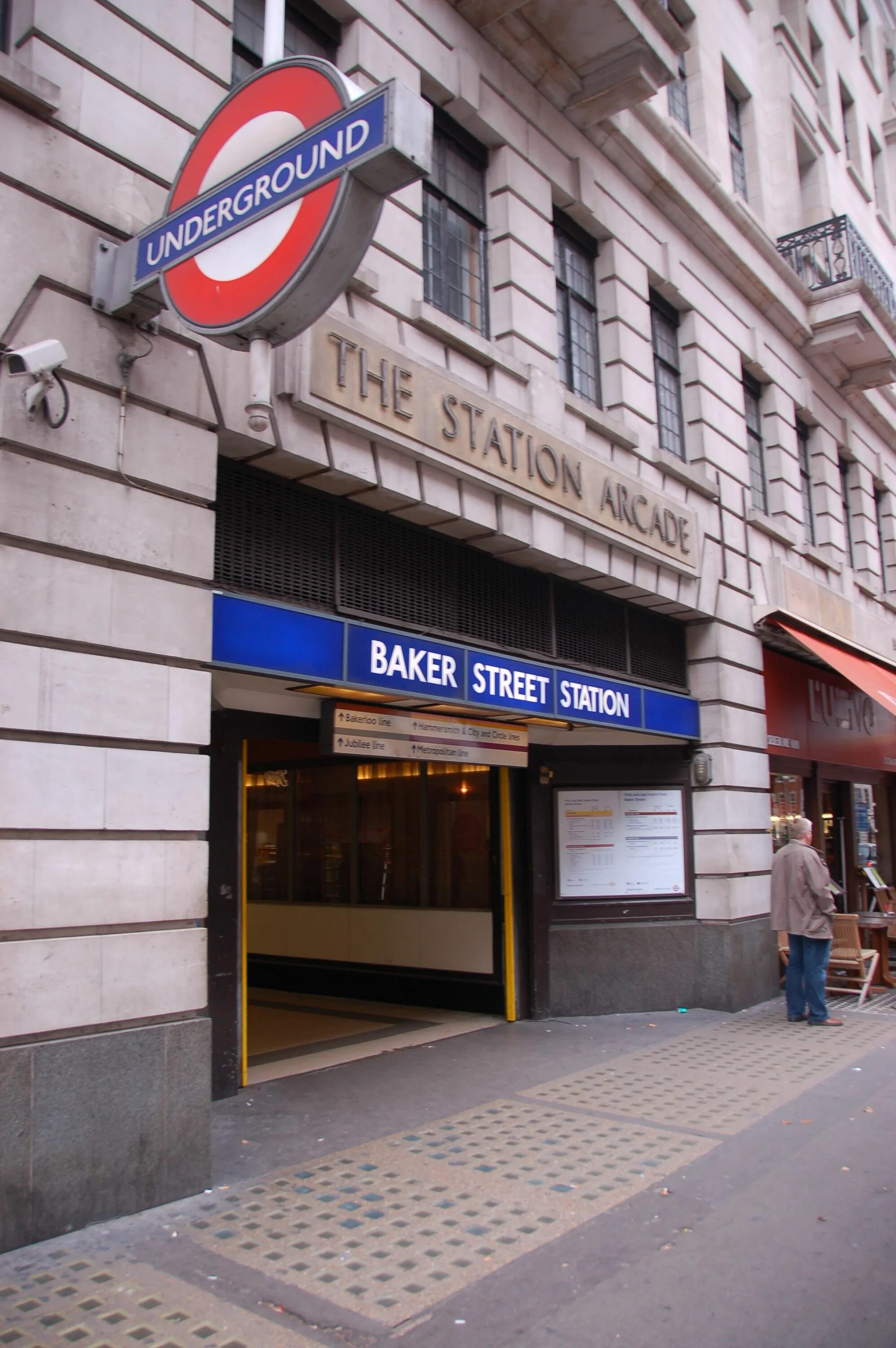 Бейкер стрит 221 б табличка. Бейкер стрит 221 b в лондоне. Baker street w1. Бейкер стрит 221. Дом на бейкер стрит 221 б.