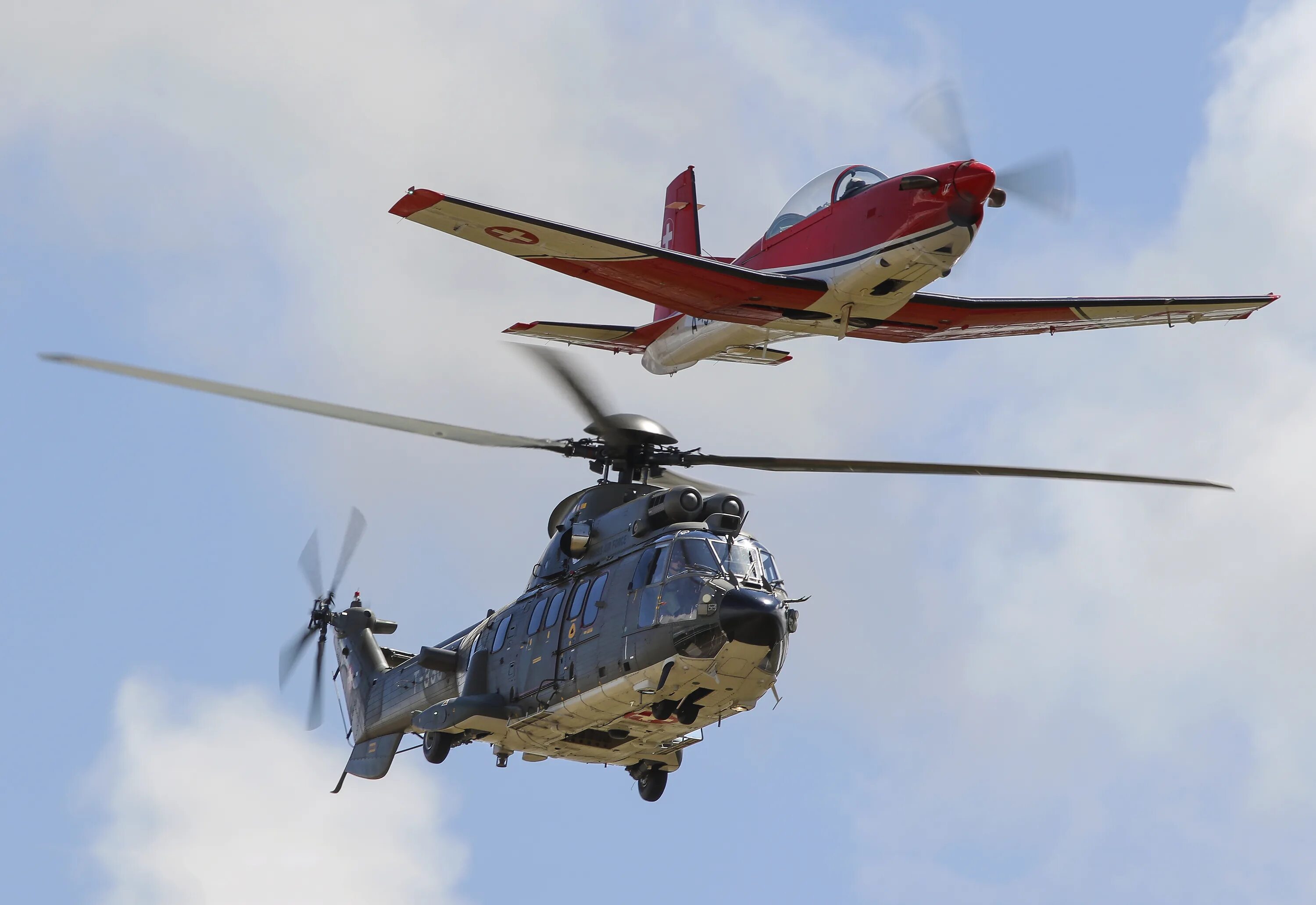 Вертолет бомбардировщик. As 332 super puma. вертолете as 332 super puma (ас 332 &quot;супер пума&quot;). самолеты и вертолеты.