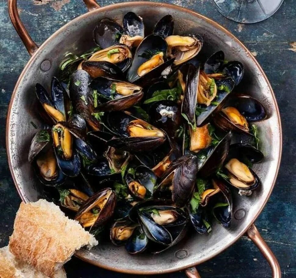 Мидии можно варить. Мидии маринара. moules frites блюдо. мидии ясай. мидии бельгийская кухня.