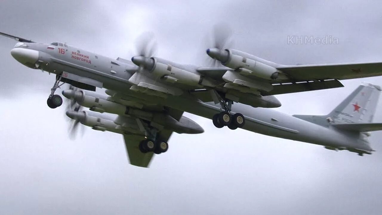 Ту 95 пассажирский. Бомбардировщик медведь стратегический ту-95. Стратегический турбовинтовой бомбардировщик ту-95мс. Ту-95мс. Ту-95мс медведь.