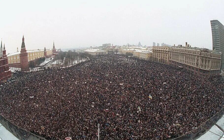 И даже тысяч человек которым. Митинг на Манежной площади 1991. Митинг Москва 1991 Манежная. Манежная площадь 1991 митинг площадь Москва. Манежная площадь 1990.