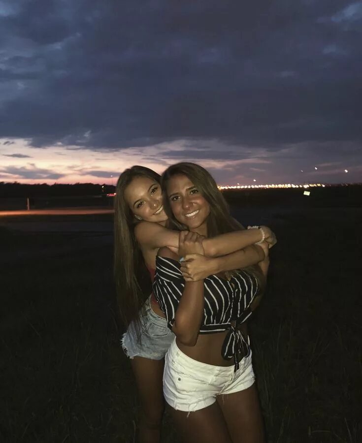 Подруги реальные фото. Три подруги на пляже. Лучшие подруги. Подруги с темными волосами. Подруги реальные фото.