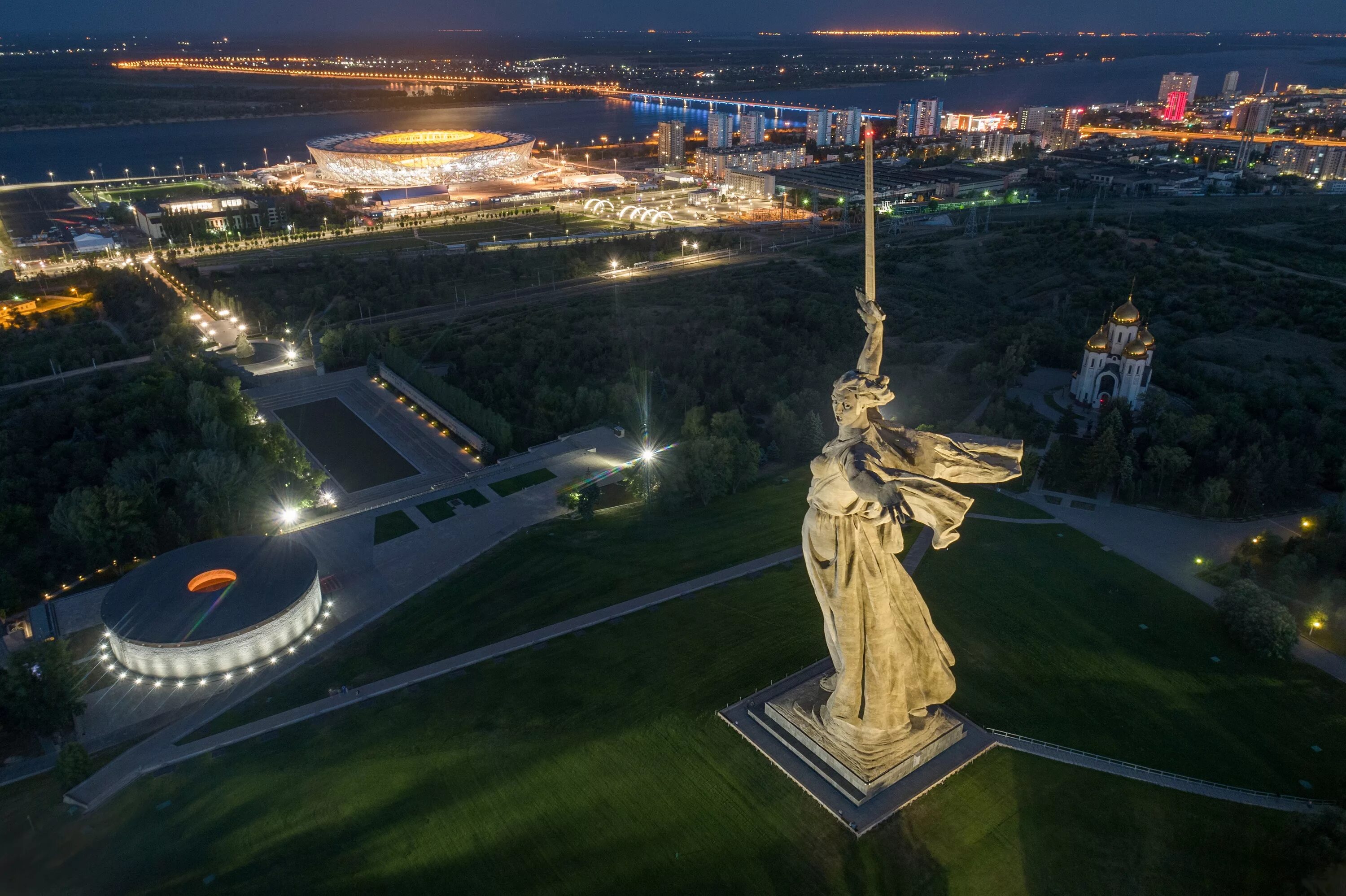 Мамаев Курган Волгоград сверху. Стадион Волгоград Мамаев Курган. Мамаев Курган Волгоград вид сверху. Мамаев Курган Волгоград вечером.