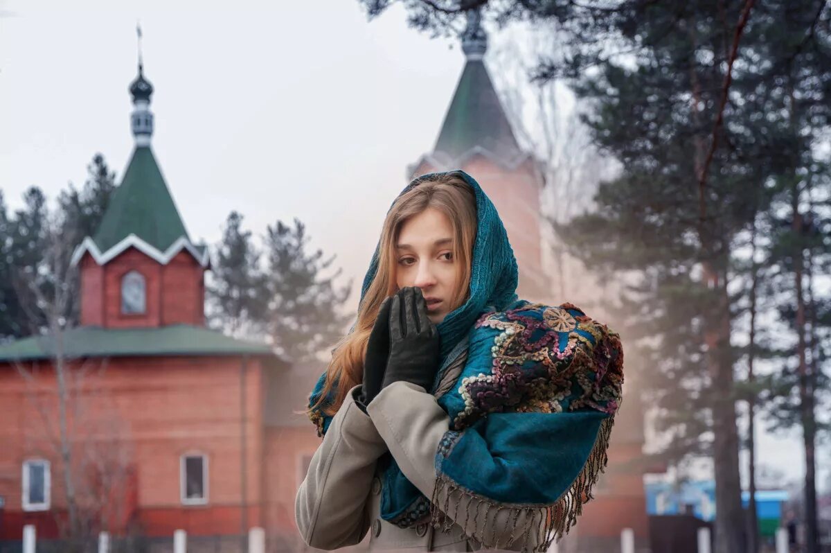 Дай решение по фотографии. Фотосессия возле храма. Девушка в храме. Фотосессия возле церкви. Красивая девушка в храме.