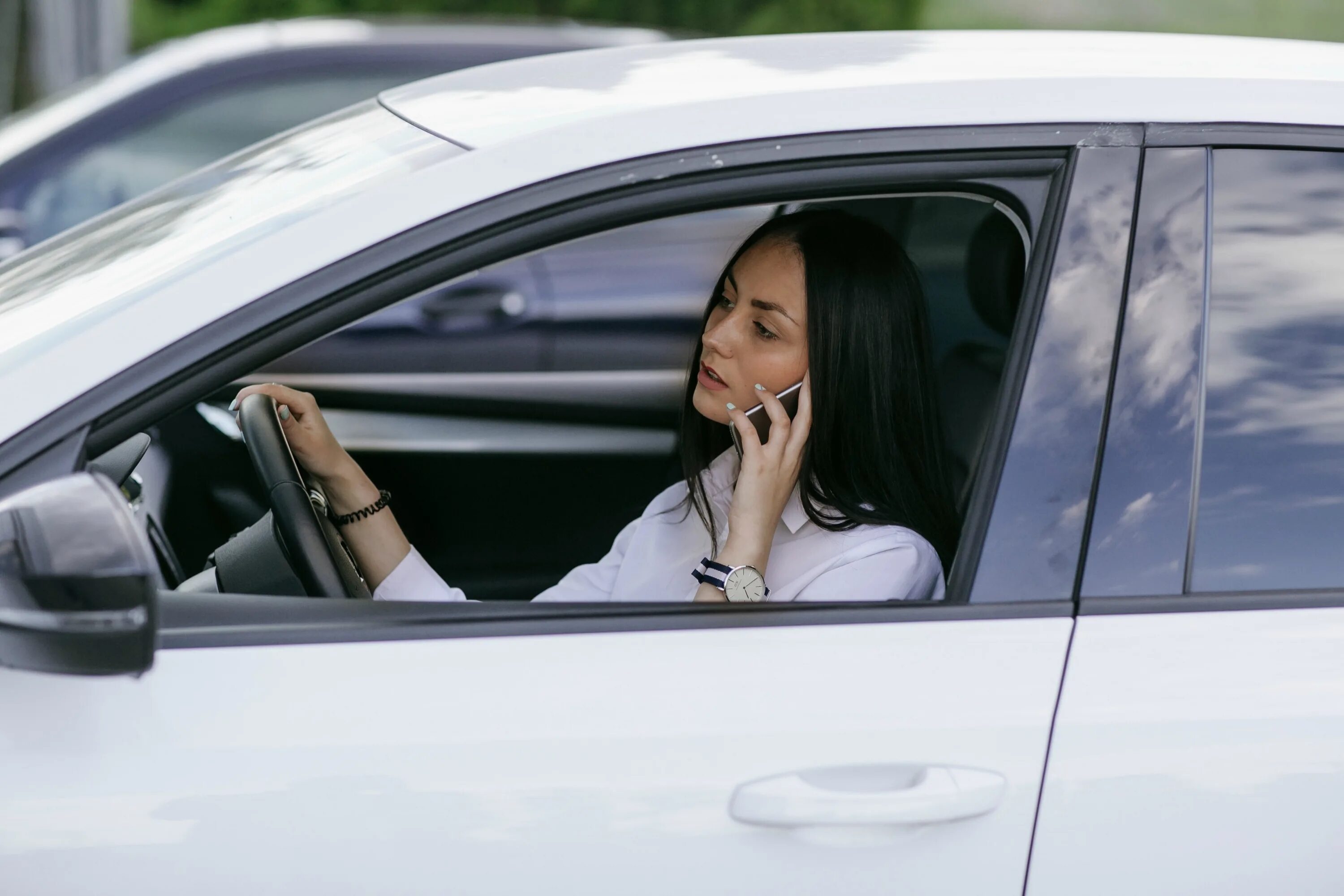 He likes to drive. Девушки с машинами на телефон. Девушка через окно машины. Брюнетка в окне машины. Брюнетка разговаривает по телефону.