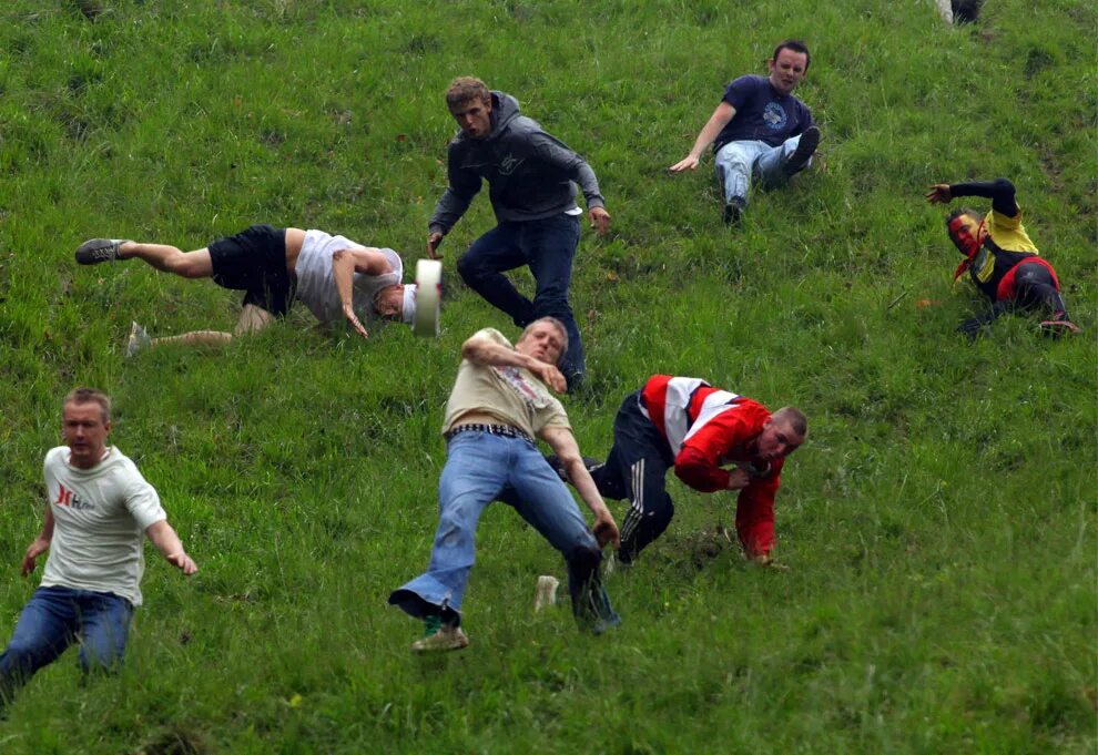 Кидают сыр. Cooper's Hill Cheese Rolling. Куперсхилдская сырная гонка, Англия. Гонка за сыром в Англии. Катиться кубарем.