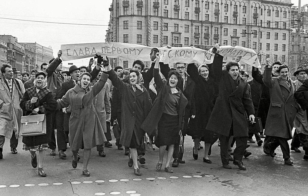 Гагарин фото 1961. Москва 1961. 1961 год в ссср фото. Москва 1961 год. 1961 год в ссср.