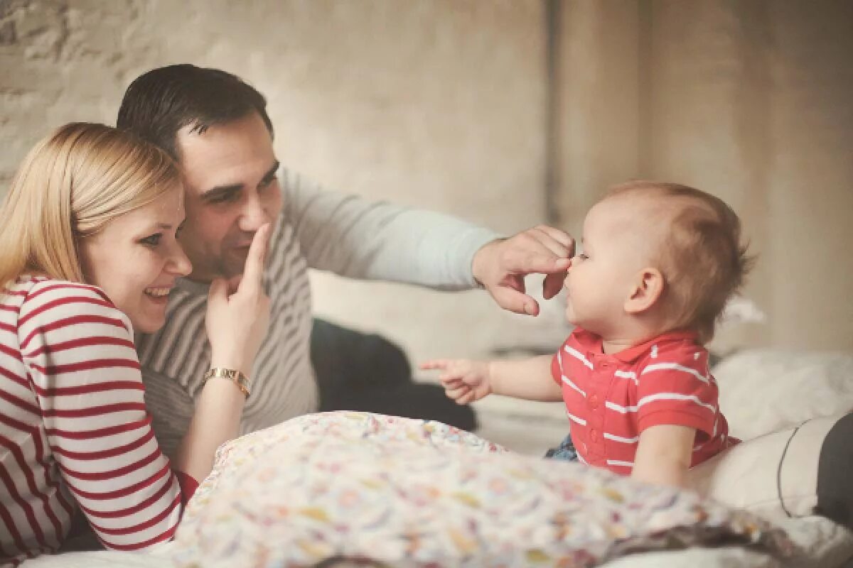 Мама папа первые слова. Дети с родителями. Мама папа и ребенок. Фотосессия родители и малыш. Семья с маленьким ребенком.