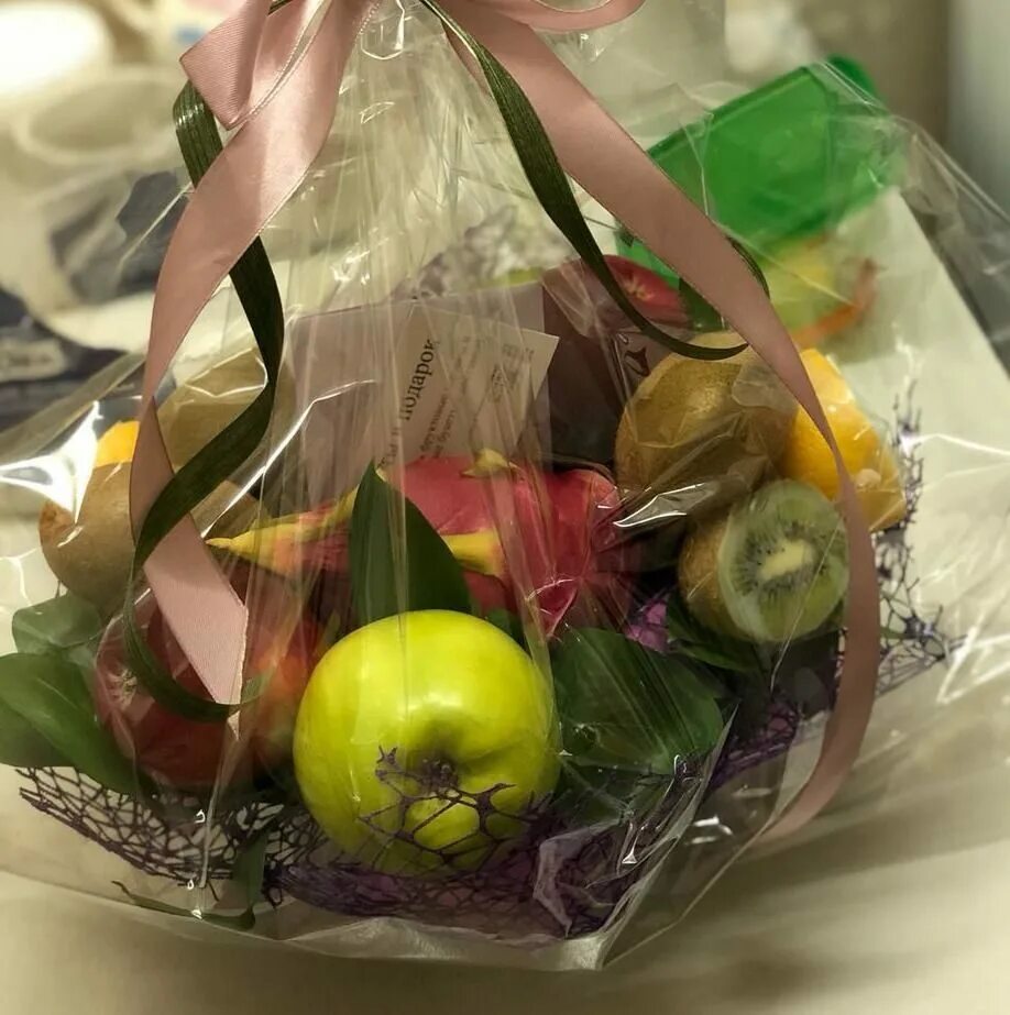 деревянный ящик с фруктами. идея подарка с фруктами. подарок из фруктов. упаковка фруктов в подарок. коробка с фруктами.