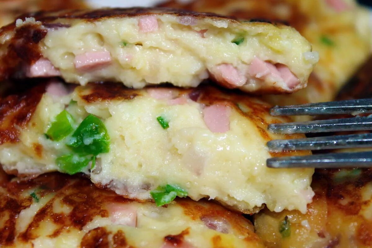 Лепешка с колбасой и сыром на сковороде. Лепешка с колбасой и сыром на сковороде. Сырные лепешки с начинкой. Лепешка с сыром и зеленью. Сырные лепешки с ветчиной и грибами.