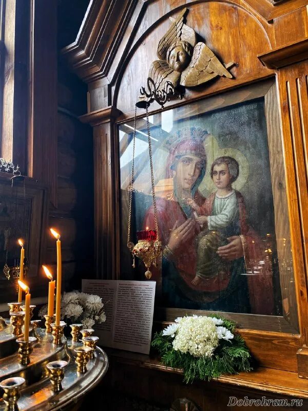 подворье иконы. богослужение в храме. храм казанской иконы божией матери спб. годеновский животворящий крест. икона под записью.